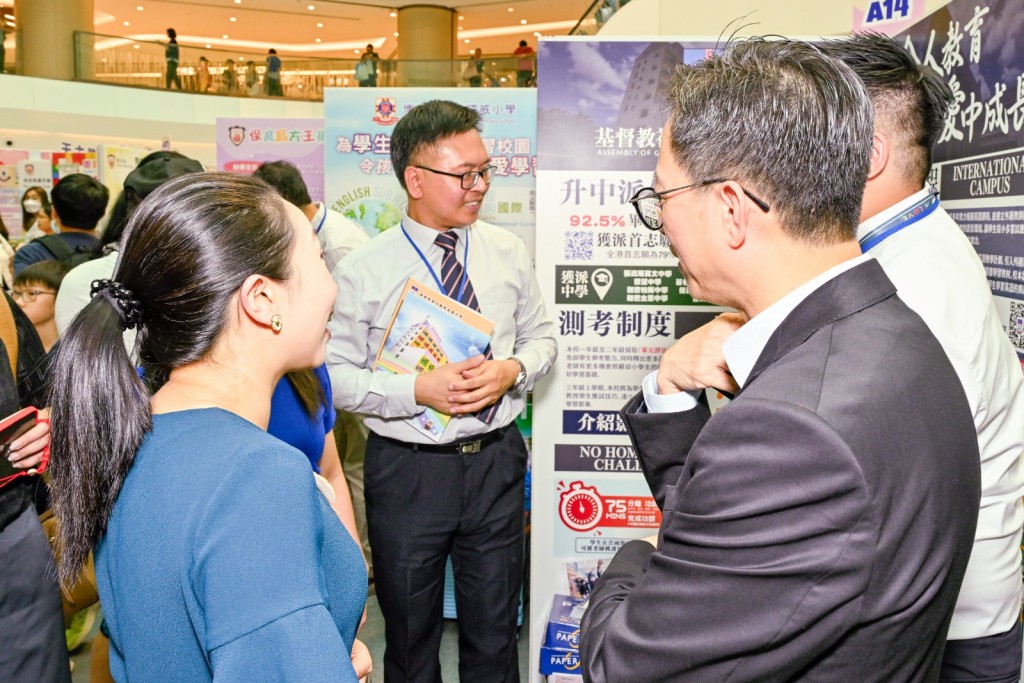 各學校更會派出校長、老師及學生駐場,親自講解學校特色、教學理念及入學要求。(圖片來源:官方圖片) 各學校更會派出校長、老師及學生駐場,親自講解學校特色、教學理念及入學要求。(圖片來源:官方圖片)