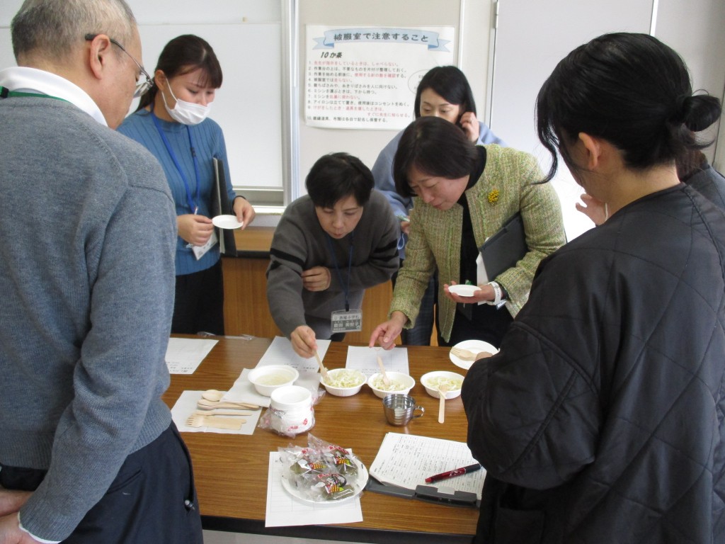 负责营养午餐的单位每月挑选食材及试食。 福冈市学校给食公社 负责营养午餐的单位每月挑选食材及试食。 福冈市学校给食公社
