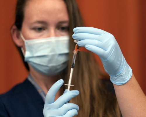 美國70%成年人已接種至少一劑新冠疫苗。AP資料圖片