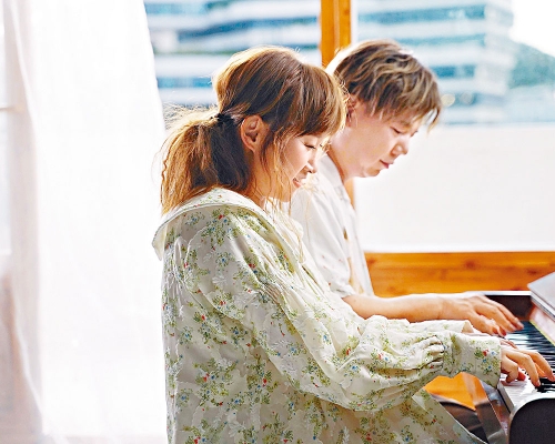 Ivana經常和Harry鬥嘴，但2人4手聯彈又非常合拍。