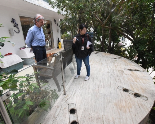 司馬文村屋外半圓形地台上十盞地燈已被拆去。