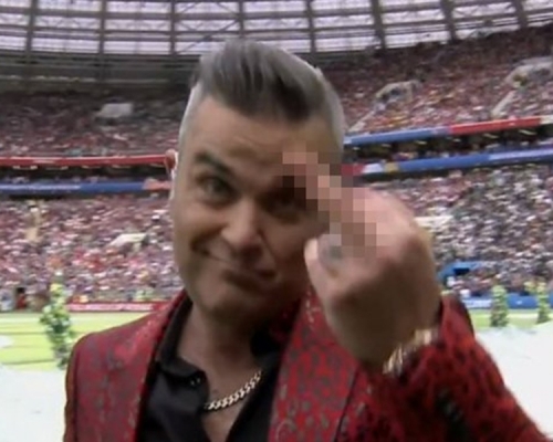 Robbie William在開幕式向鏡頭舉中指。