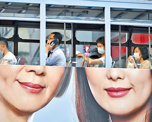 ■本地疫情雖見緩和，搭電車的市民均戴上口罩，做好防疫措施。
