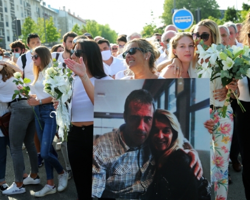 巴士司機被拒戴口罩乘客圍毆死亡,妻子發起默哀遊行。AP