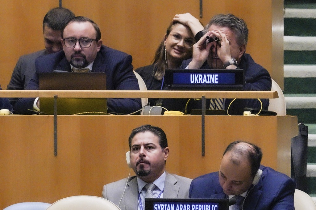 联合国驻乌克兰大使基斯利齐亚（右上）在联合国大会上使用望远镜。AP