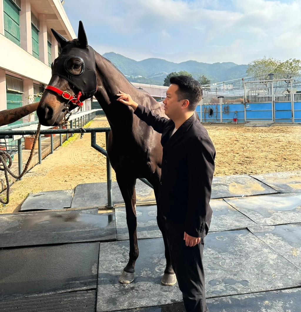 王賢誌富貴堂弟王賢訊（Vincent）身家估計逾30億。