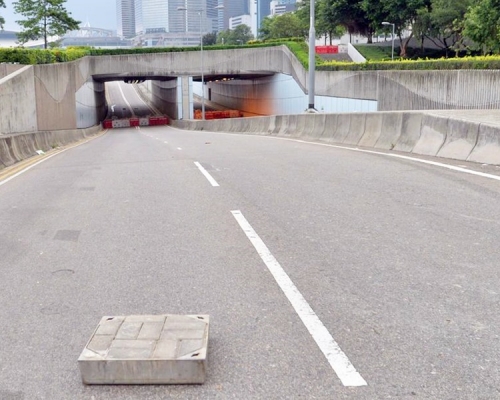 龍和道隧道東西行車線，一度被示威者拉出幾重水馬圍封。