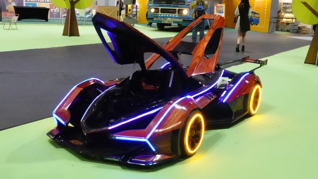 來自越南的木製超級跑車的比例模型