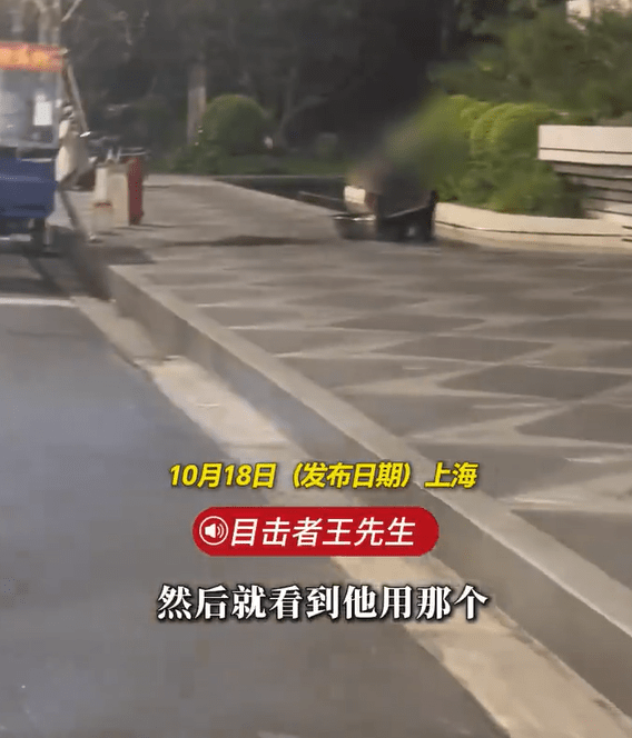 上海小食摊贩用屋苑景观水池洗食物锅具。微博