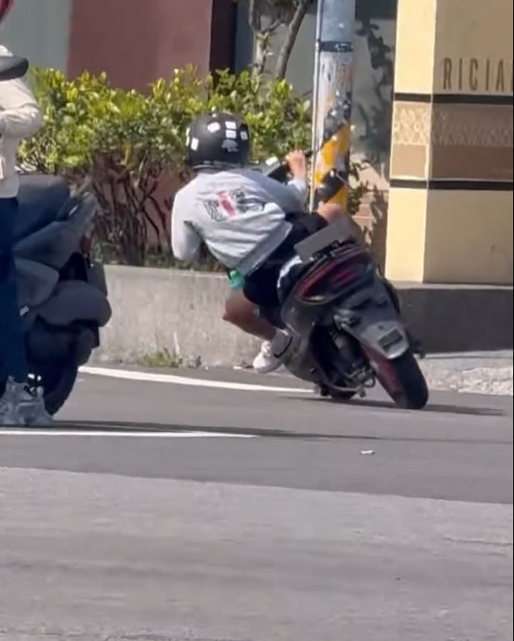 台中有11岁男童驾驶无牌电单车在闹市穿梭。Threads@柏霆