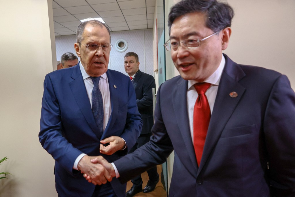 中国外长秦刚与俄外长拉夫罗夫握手。路透社