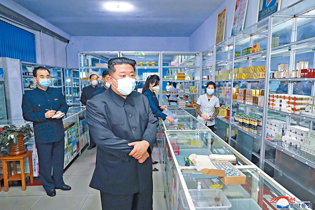 金正恩周日视察平壤一家药房，了解药品供应情况。