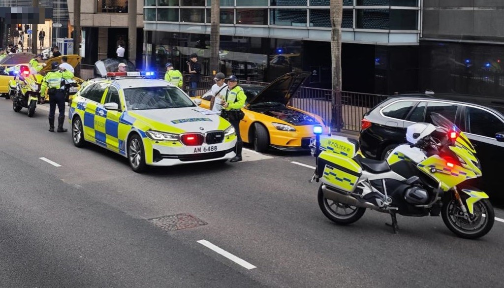 警方在西九龍區內主要幹道設置路障，截查車輛及向駕駛人士進行酒精呼氣測試。