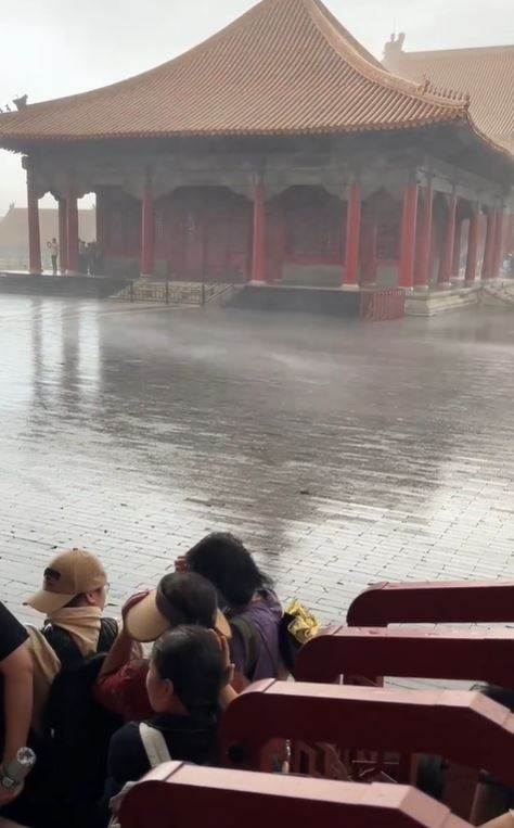  北京氣象台預報今日午後，當地會有30小時暴雨。圖為北京兩日前雨勢。小紅書