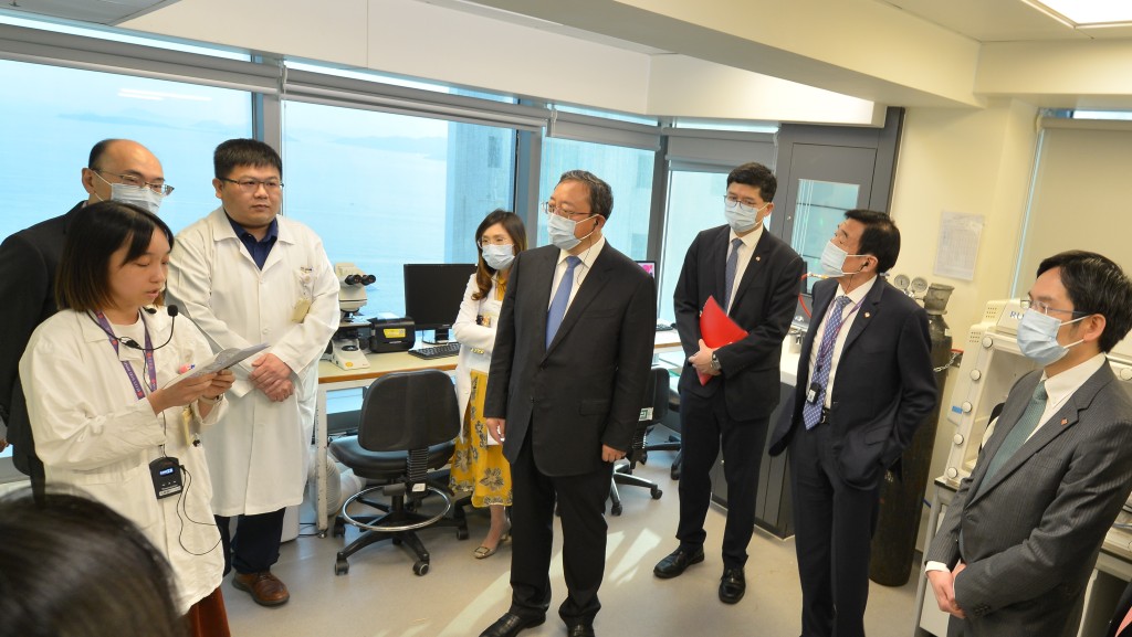 國家衞健委副主任曹雪濤（右四）率領的代表團早前到訪瑪麗醫院，了解公立醫院的服務。政府新聞處圖片