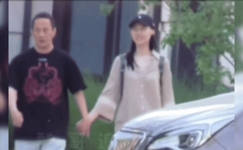 梁洛施一臉甜蜜小鳥依人。