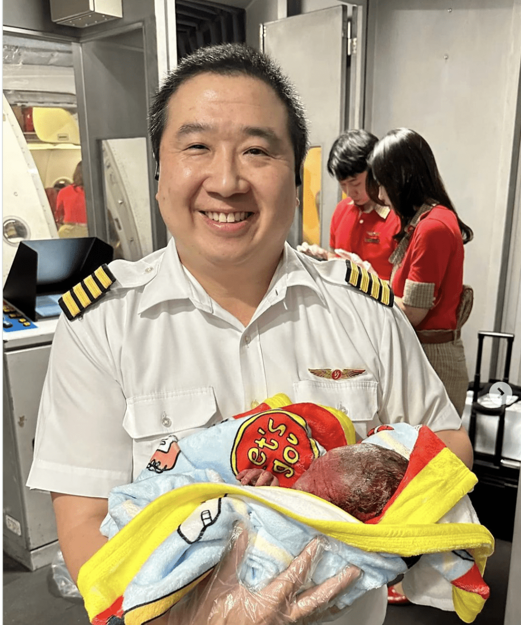 Sararnrakskul在 Instagram 上发文公布一张抱着BBh旳照片，写道：「我当飞行员已经 18 年了。我刚刚在飞机上帮助了一名新生婴儿！」