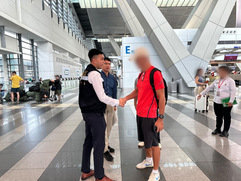 鄧龍威(前排右)感謝駐菲大使館及特區政府多年來的協助,讓他能在獲釋後盡快回港與家人團聚。 鄧龍威(前排右)感謝駐菲大使館及特區政府多年來的協助,讓他能在獲釋後盡快回港與家人團聚。