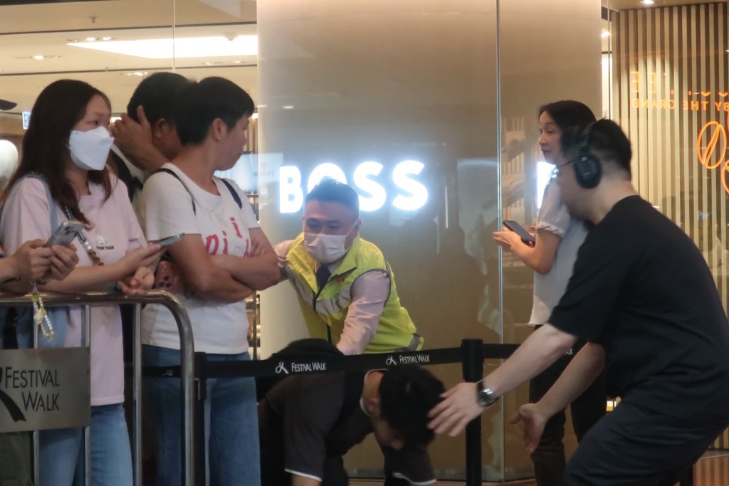怪男欲衝上台被保安阻止。