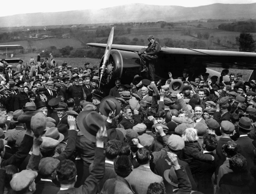 1932年5月，北爱尔兰民众蜂拥迎接埃尔哈特。 美联社