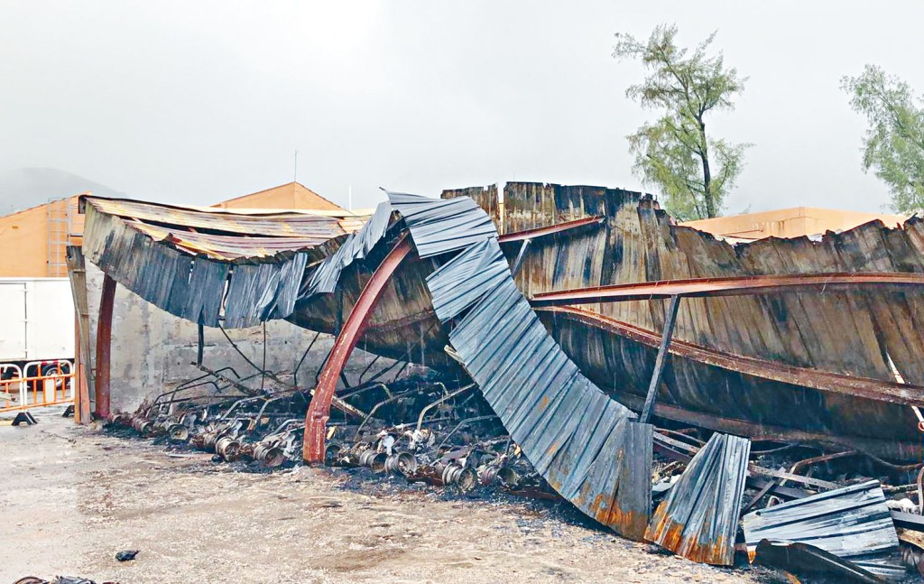 一批電動高球車被焚毀，鋅鐵簷篷亦燒至變形倒塌。