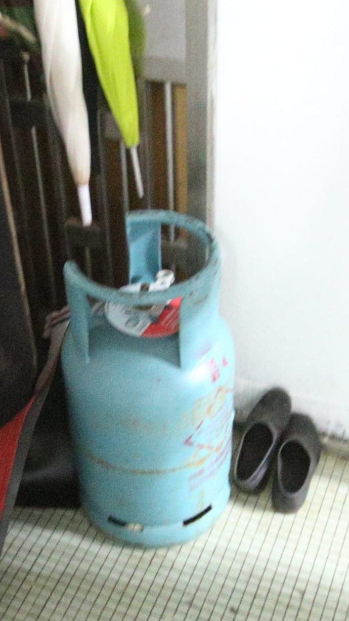 涉事石油氣罐被搬出屋外待查。資料圖片