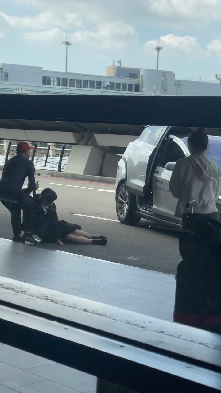 兩名熱心男女上前將女乘客拉回路邊。threads@ysx.tw_47片段截圖 兩名熱心男女上前將女乘客拉回路邊。threads@ysx.tw_47片段截圖