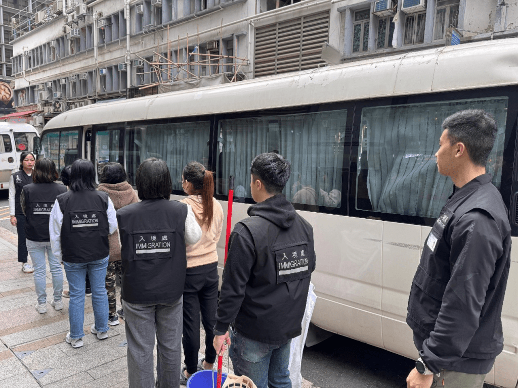 懷疑非法勞工在行動中被捕。政府新聞處圖片