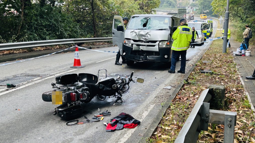 貨Van車頭凹陷損毀，擋風玻璃爆裂。