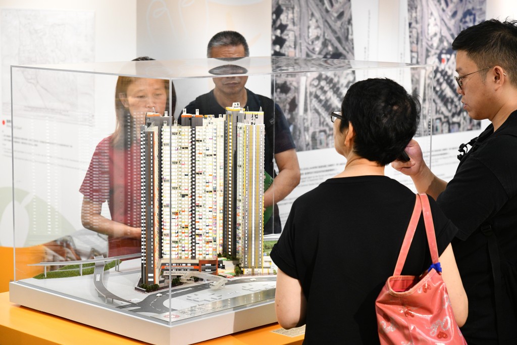 連同重售及租置屋邨回收單位,合共提供1,389伙。 連同重售及租置屋邨回收單位,合共提供1,389伙。