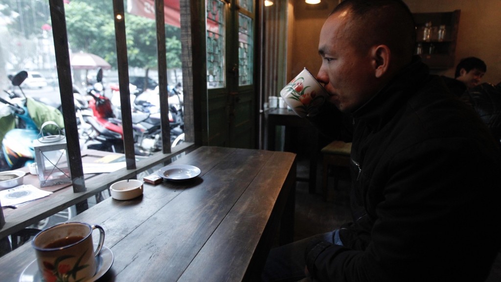 一名顧客在河內的咖啡店嘆咖啡。 路透社