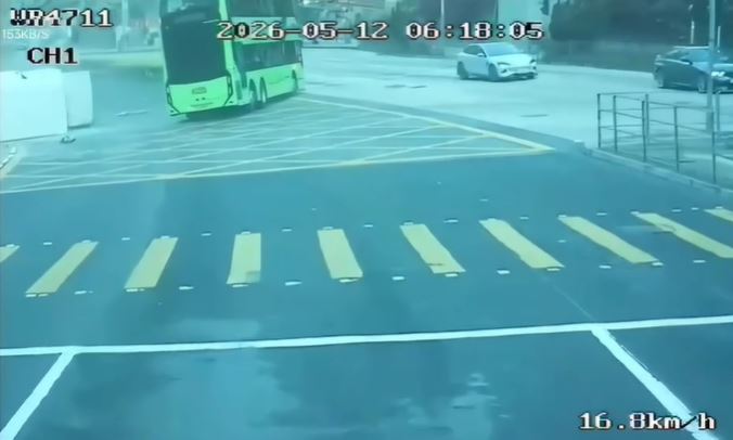 貨車翻側路面。網片截圖