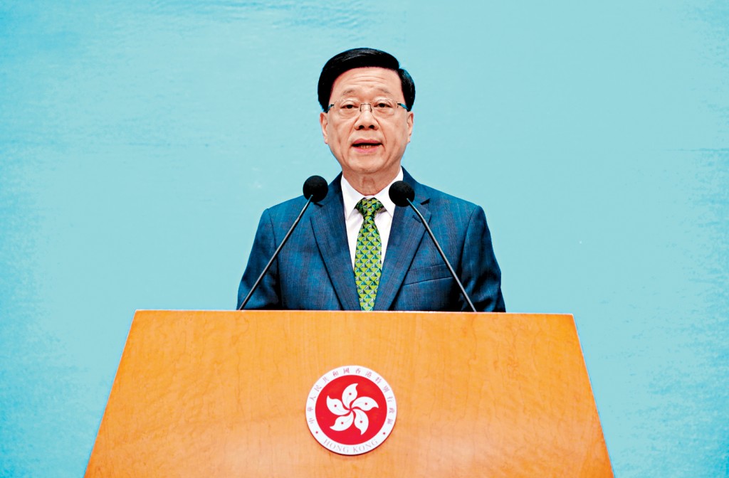 李家超表示，政府各部門在颱風襲港前和後都上下一心，為防範應對和復原全力以赴，把破壞減至最低。