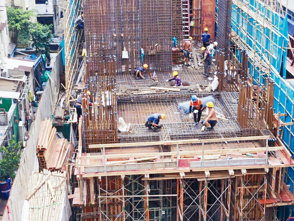 地盤工作受酷熱天氣影響。 地盤工作受酷熱天氣影響。
