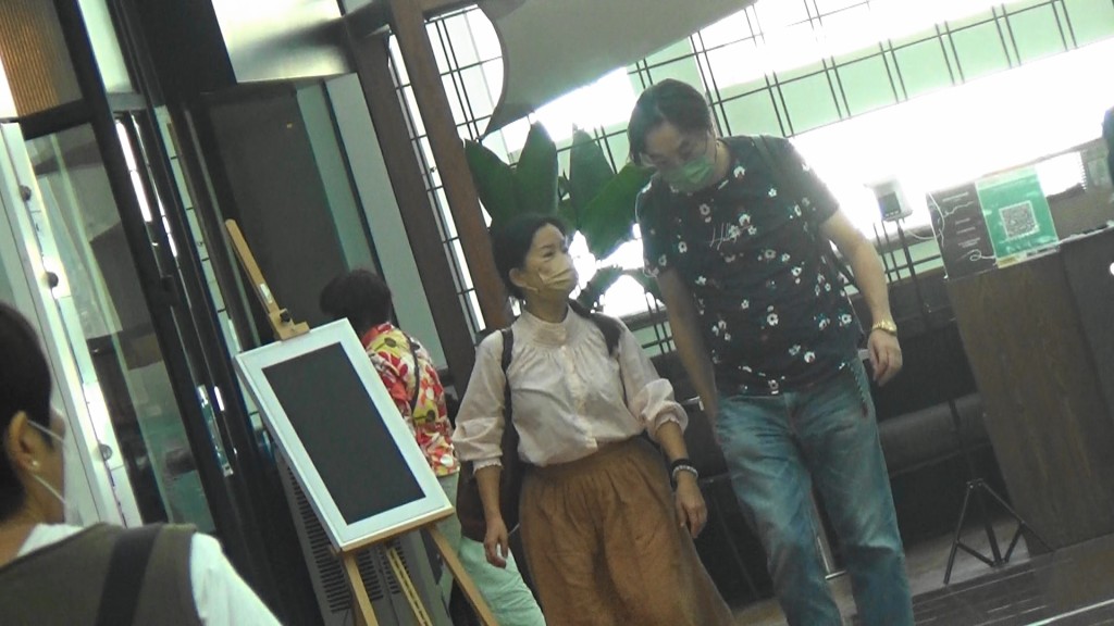 林珊珊与友人继续边行边倾。