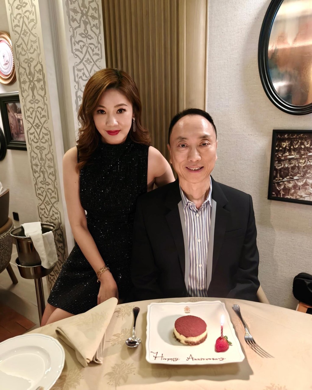 現年70歲的鄔友正與翁嘉穗日前慶祝結婚26周年。