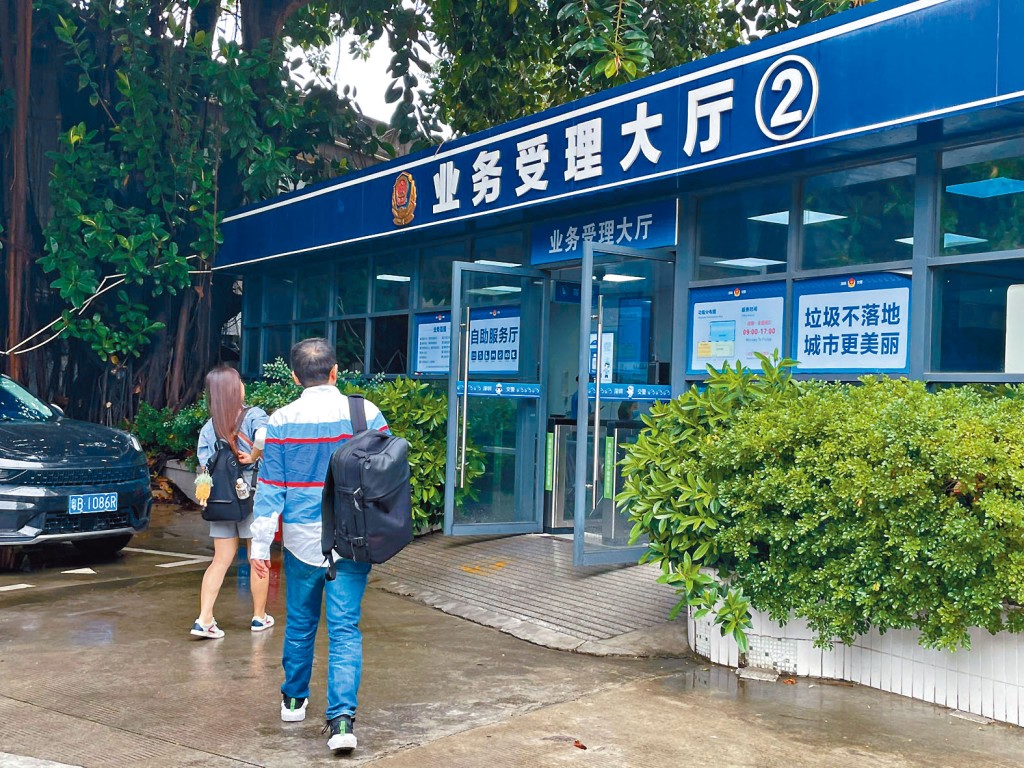 Steve與記者從福田口岸乘坐的士一小時，來辦理證件的寶安車管所。