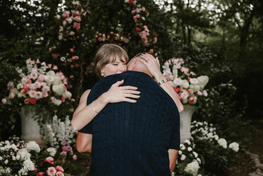 Travis Kelce去年向Taylor Swift求婚。 Travis Kelce去年向Taylor Swift求婚。