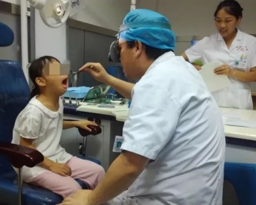 經醫生檢查及診斷,女童鼻腔內的腺樣體肥大,影響了面部的發育。(網圖)