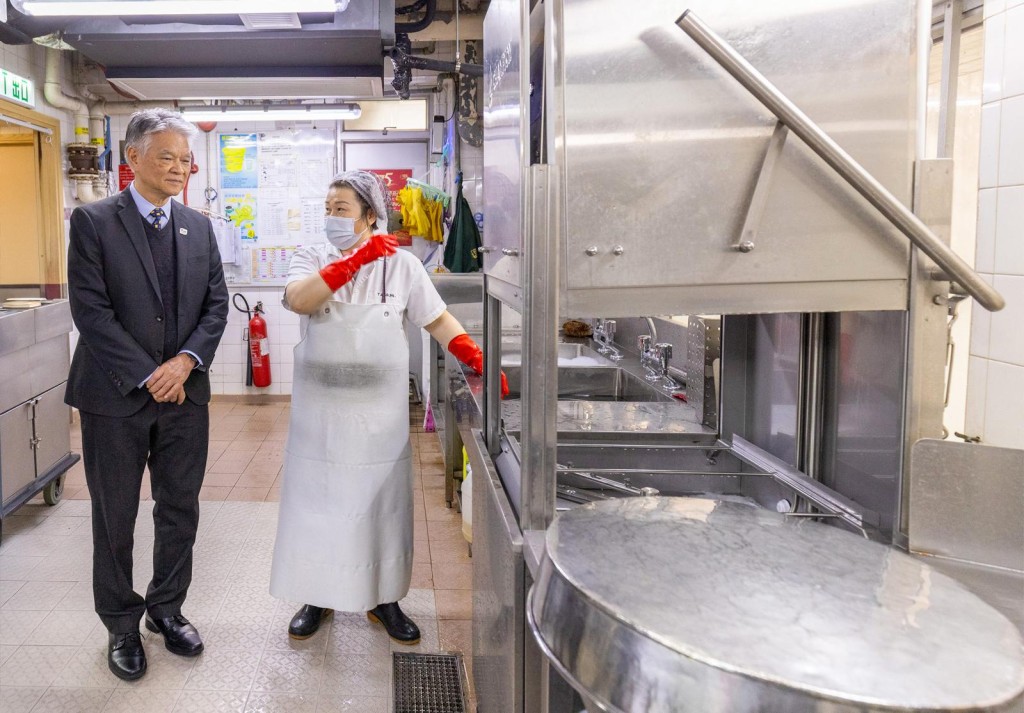 港燈董事總經理鄭祖瀛了解東華三院方樹泉社會服務大樓如何透過港燈「節能共享資助計劃」推行多項節能工程，成功節省能源使用， 減少碳排放。