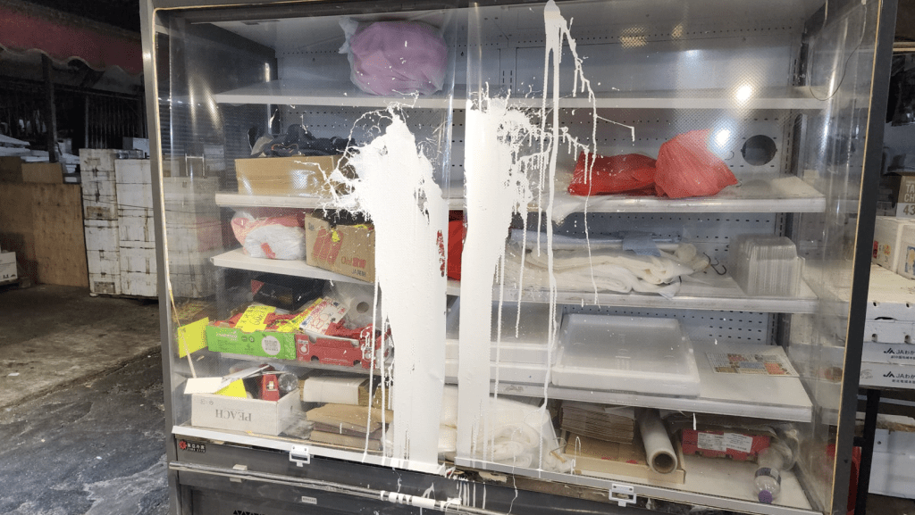 事後所見,雪櫃外的透明膠簾被白油染污。黎志偉攝 事後所見,雪櫃外的透明膠簾被白油染污。黎志偉攝