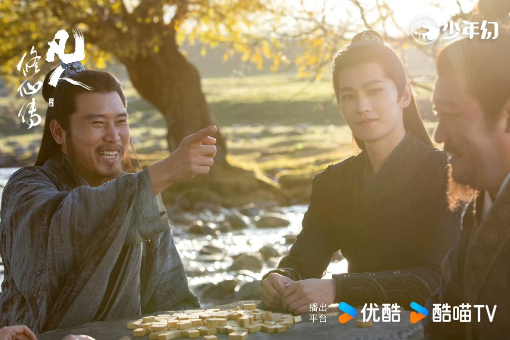 韓立與師傅等人打牌。 韓立與師傅等人打牌。