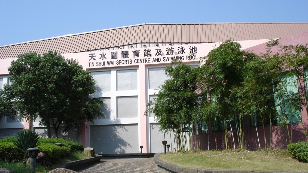 天水圍體育館簽場處黃雨期間變「水舞間」  康文署 : 正進一步審視漏水原因。康文署網頁
