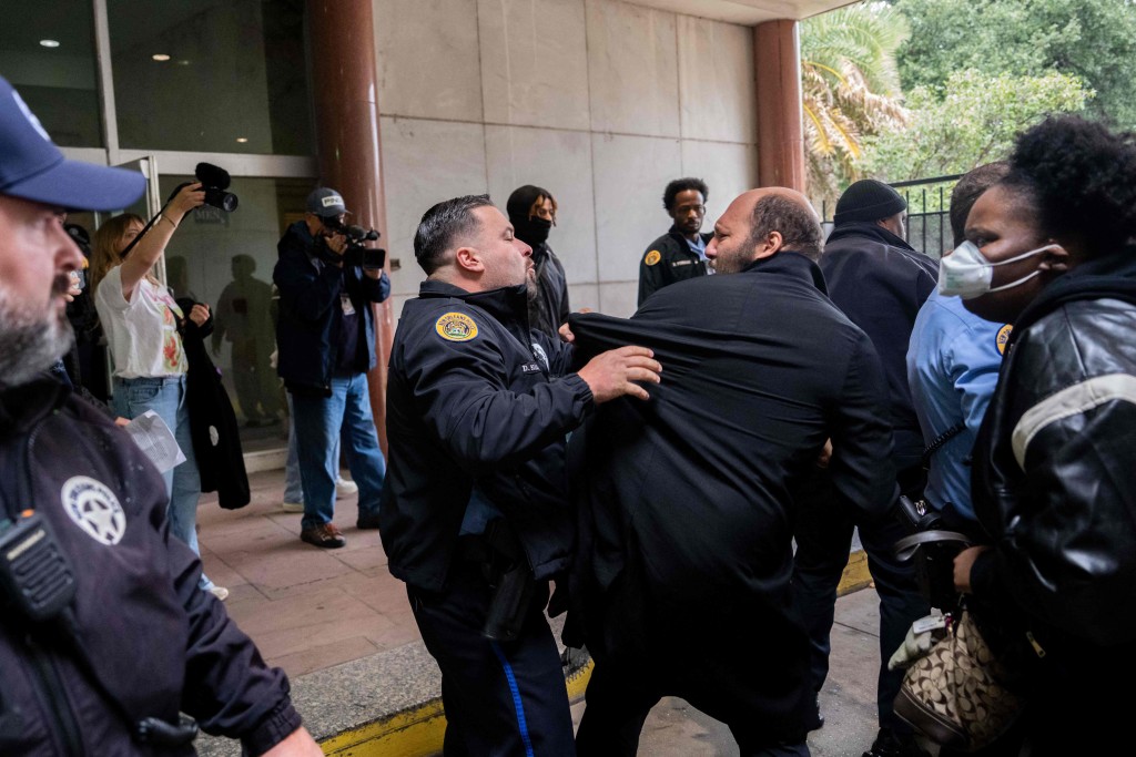 美國加緊掃非法移民，引發示威者抗議。法新社