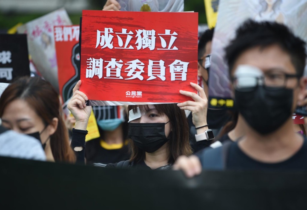 集會人士高舉標語表達訴求。