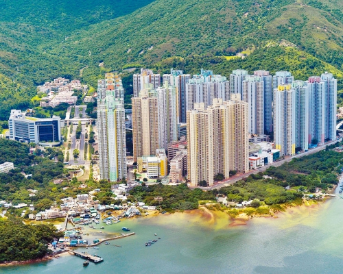 「東涌西站」鄰近逸東邨，是東涌綫新終點站。