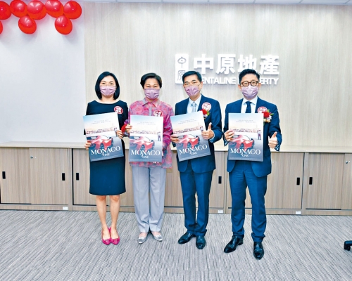 會德豐黃光耀（右二）表示，啟德MONACO ONE 昨已獲批預售，並即日上載樓書。（左一）為陳惠慈、（右一）為楊偉銘。
