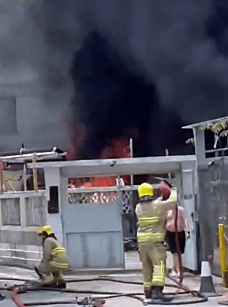 村屋起火冒煙。fb：元朗鄉約