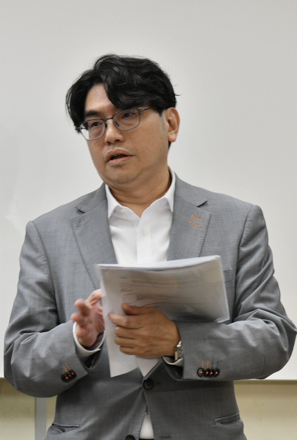 黃恩諾在處理今次食水黑點事件上,其食水安全論引起市民不滿。盧江球攝 黃恩諾在處理今次食水黑點事件上,其食水安全論引起市民不滿。盧江球攝