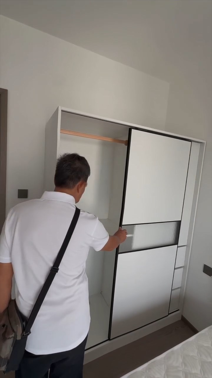 房間內配備衣櫃。
